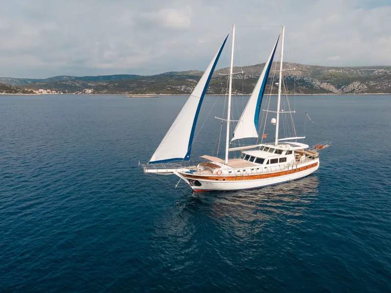 Sea Breeze yacht aerial view